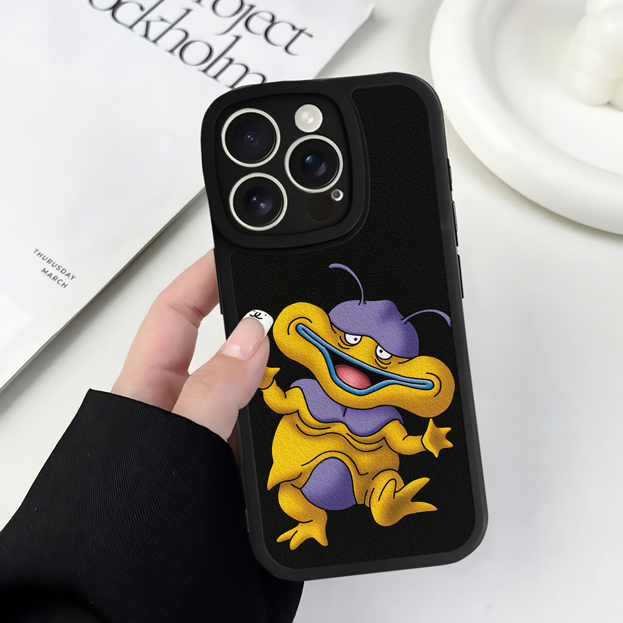 （画像用） ドラゴンクエスト Doragon Kuesuto Dragon Quest 【iPhone 16シリーズ対応】シリコンスマホケース（レザー調） 材質：シリコン